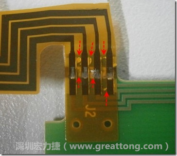 這張圖所顯示的，PCBA工廠實際進行HotBar(熱壓熔錫焊接)焊接的時候，經(jīng)常會出現(xiàn)這類焊墊之間短路的問題，下面的圖示為比較嚴重的案例，大部分都只有部份溢錫，但這對品質(zhì)信賴杜已經(jīng)產(chǎn)生了及大的為害，既使現(xiàn)在測試沒有出現(xiàn)問題，難保在高溫膏濕的環(huán)境下不會出現(xiàn)電子遷移(Electromigration)的現(xiàn)象。