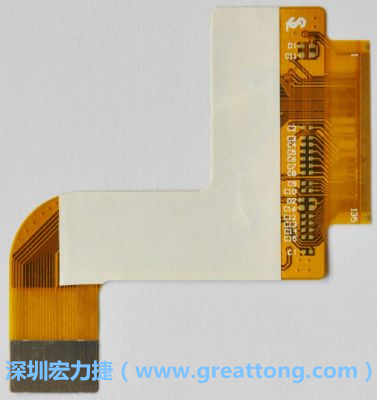 FPCB并非可無限制撓曲，為避免過度撓曲拉扯造成銅箔斷裂，一般在較長條型板材會貼附補強貼片。